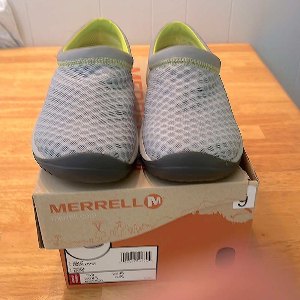 Women’s Merrell slip on mesh clogs size 9 silver gray/ drizzle